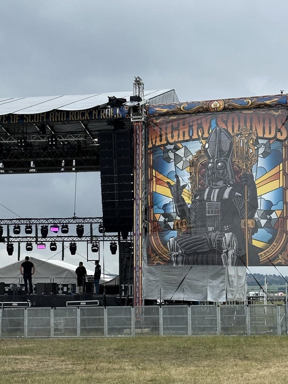 Stavba festivalového pódia a technického zázemí